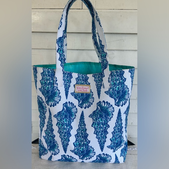 Lilly Pulitzer Handbags - LILY PULITZER & ESTEE LAUDER BLUE WHITE SEASHELL TOTE. EUC